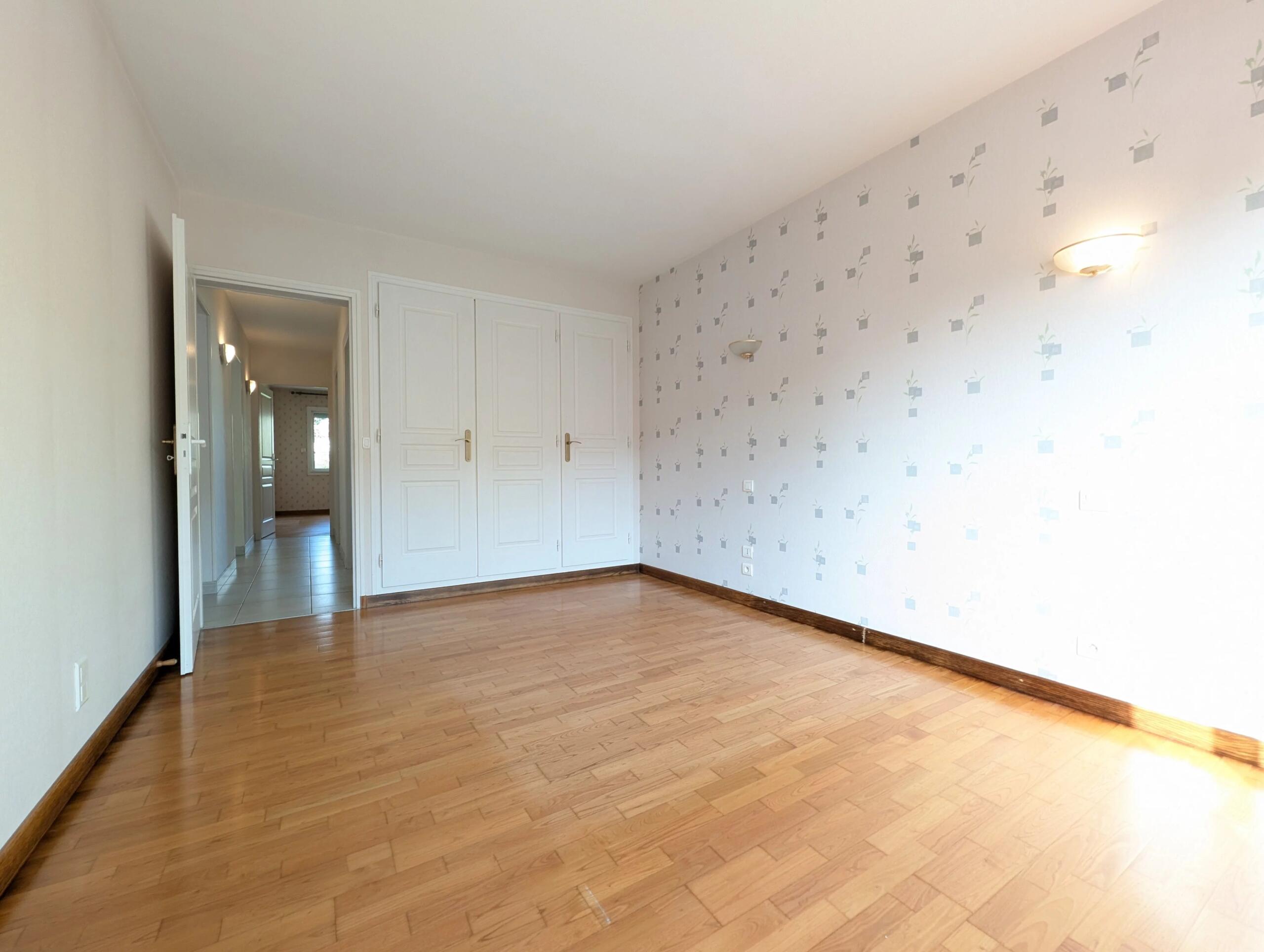 Lovely contemporary home with garden and garage close to the center of town, Aquitaine – France – BVI84418