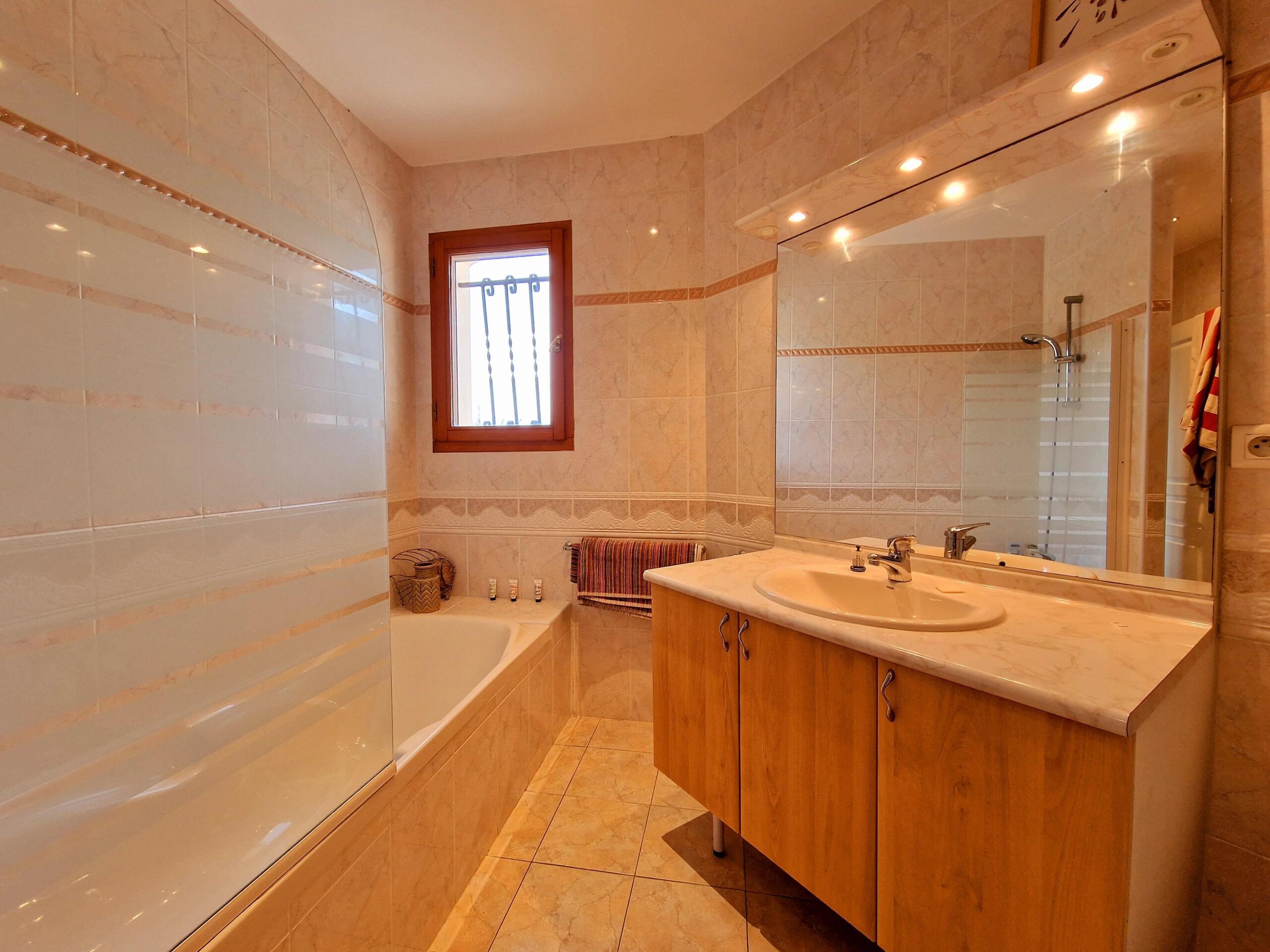 3 bed villa with fabulous swimming pool and extensive countryside views, Aquitaine – France – BVI79165