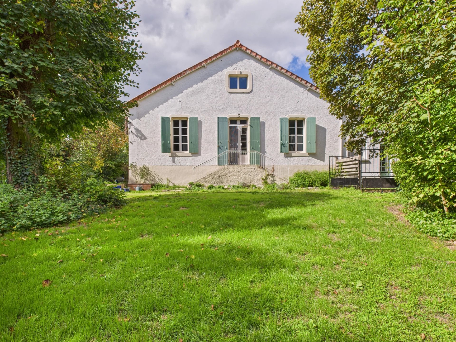 Attractive property with amazing living area and large, private grounds, Poitou-Charentes – France – BVI81980