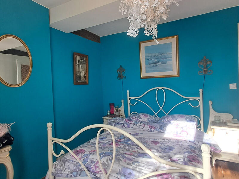 Charming village house with generous living spaces, ideal for a family project or a profitable rental investment