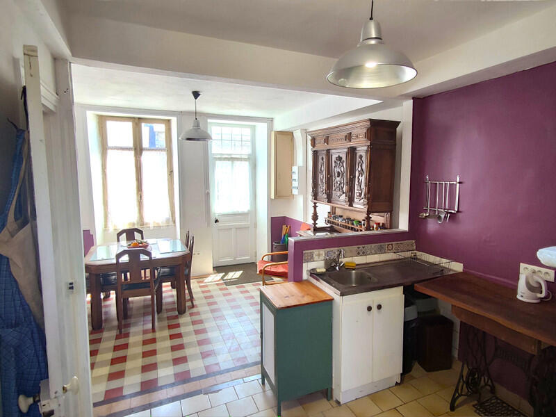 Charming village house with generous living spaces, ideal for a family project or a profitable rental investment