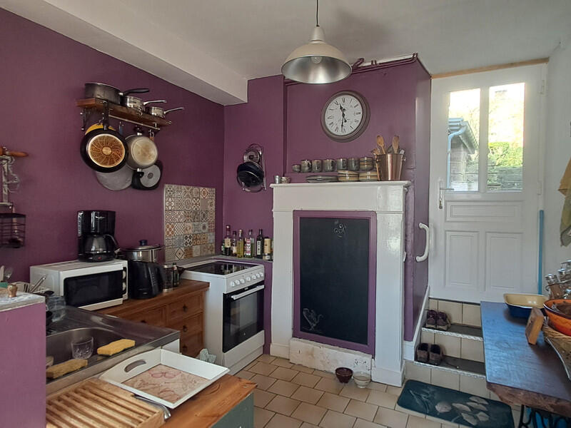 Charming village house with generous living spaces, ideal for a family project or a profitable rental investment