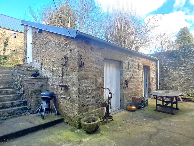 Charming village house with generous living spaces, ideal for a family project or a profitable rental investment