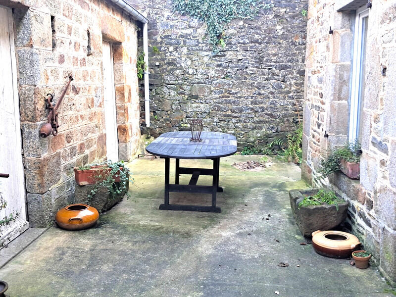 Charming village house with generous living spaces, ideal for a family project or a profitable rental investment