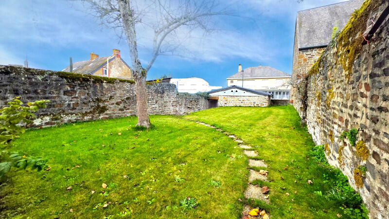 Exceptional, perfectly maintained Townhouse, ideally located close to all amenities in Tinchebray-Bocage, Orne, Normandy