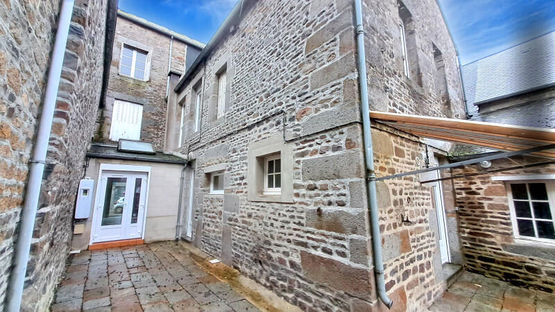 Exceptional, perfectly maintained Townhouse, ideally located close to all amenities in Tinchebray-Bocage, Orne, Normandy