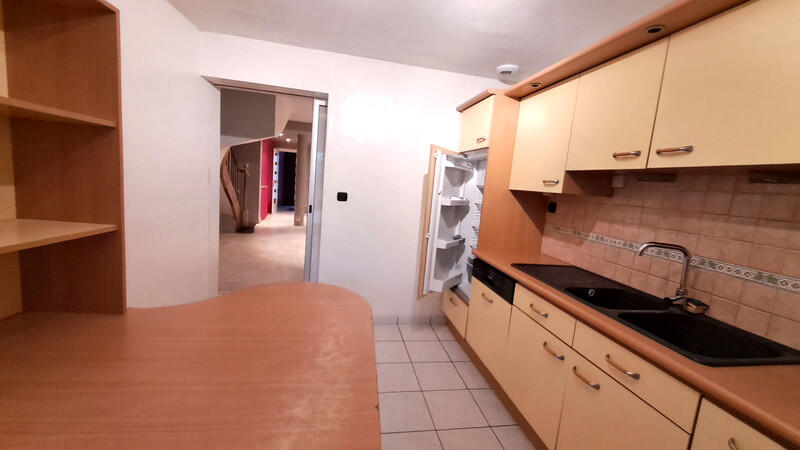 Exceptional, perfectly maintained Townhouse, ideally located close to all amenities in Tinchebray-Bocage, Orne, Normandy