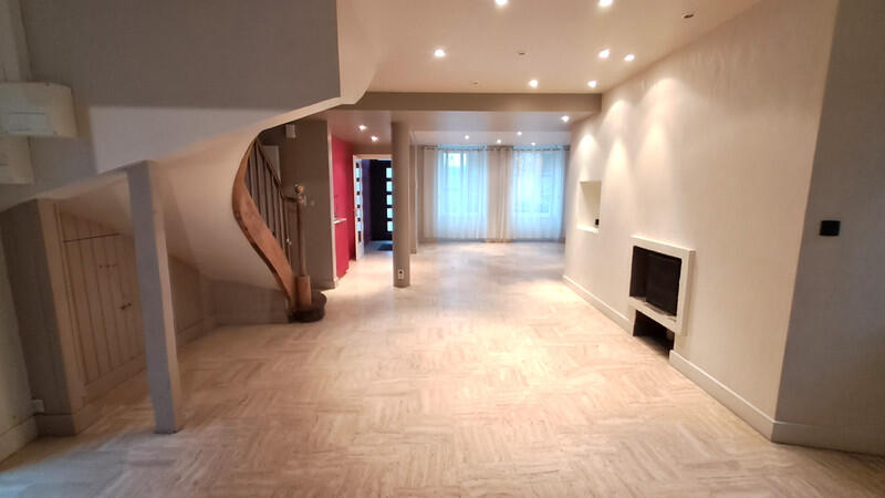 Exceptional, perfectly maintained Townhouse, ideally located close to all amenities in Tinchebray-Bocage, Orne, Normandy