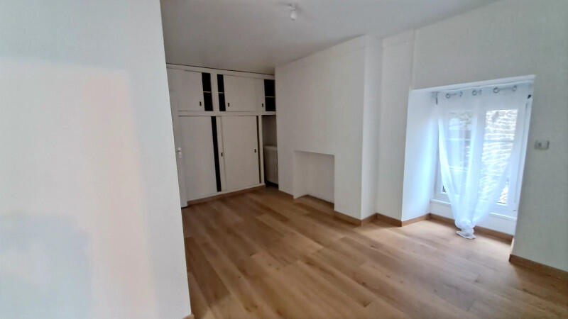 Exceptional, perfectly maintained Townhouse, ideally located close to all amenities in Tinchebray-Bocage, Orne, Normandy