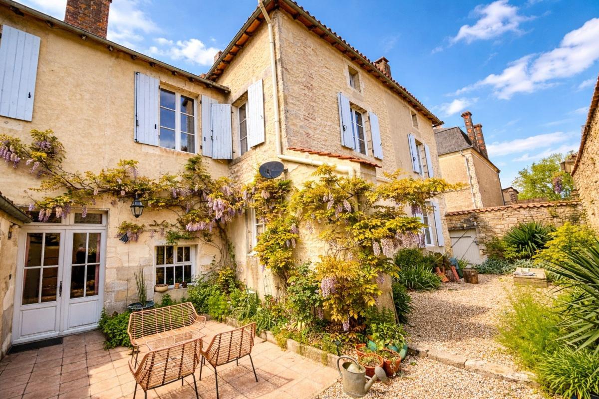 4 bedroom propriete in Ruffec, Charente, France
