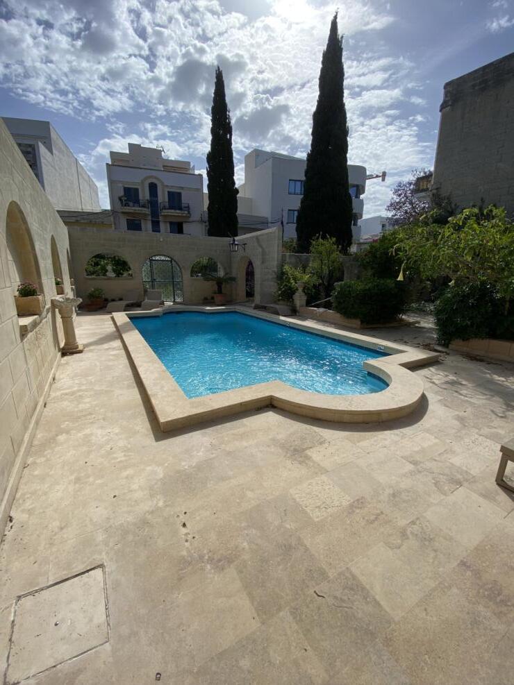Magnificent Luxury 4-Bedroom Corner Villa with A Pool in Balzan