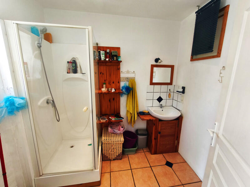 A true haven of peace in the countryside, comprising 5 independent accommodations, perfectly suited for the development of gîtes or seasonal rentals dedicated to ecotourism