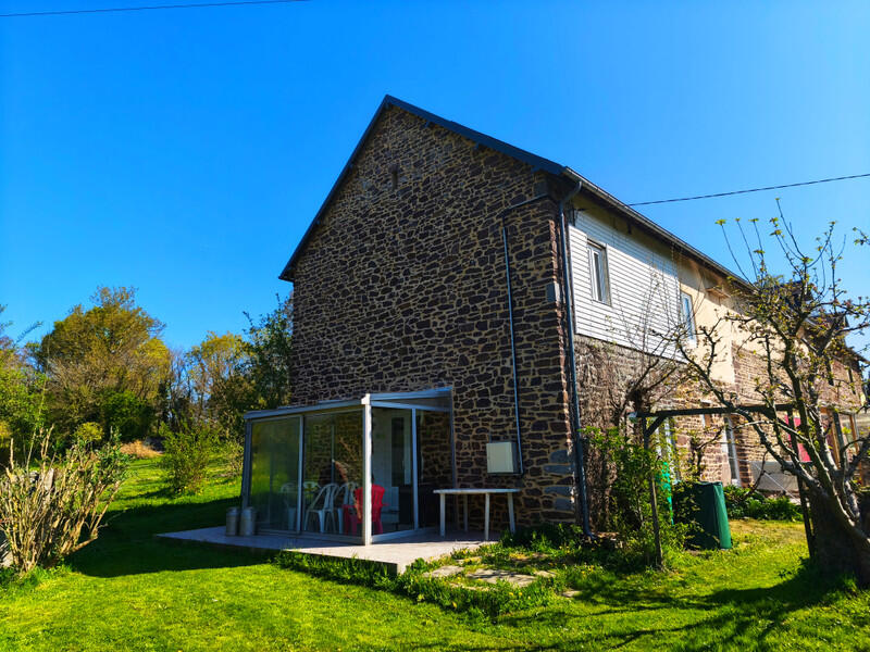 A true haven of peace in the countryside, comprising 5 independent accommodations, perfectly suited for the development of gîtes or seasonal rentals dedicated to ecotourism