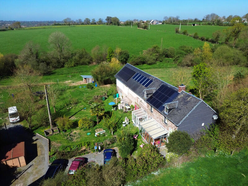 A true haven of peace in the countryside, comprising 5 independent accommodations, perfectly suited for the development of gîtes or seasonal rentals dedicated to ecotourism