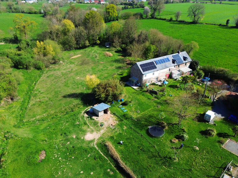 A true haven of peace in the countryside, comprising 5 independent accommodations, perfectly suited for the development of gîtes or seasonal rentals dedicated to ecotourism