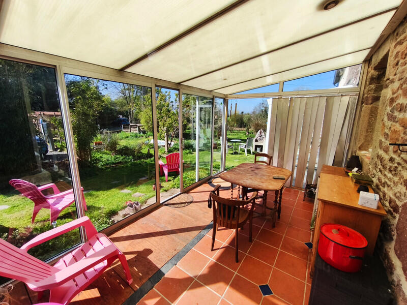 A true haven of peace in the countryside, comprising 5 independent accommodations, perfectly suited for the development of gîtes or seasonal rentals dedicated to ecotourism