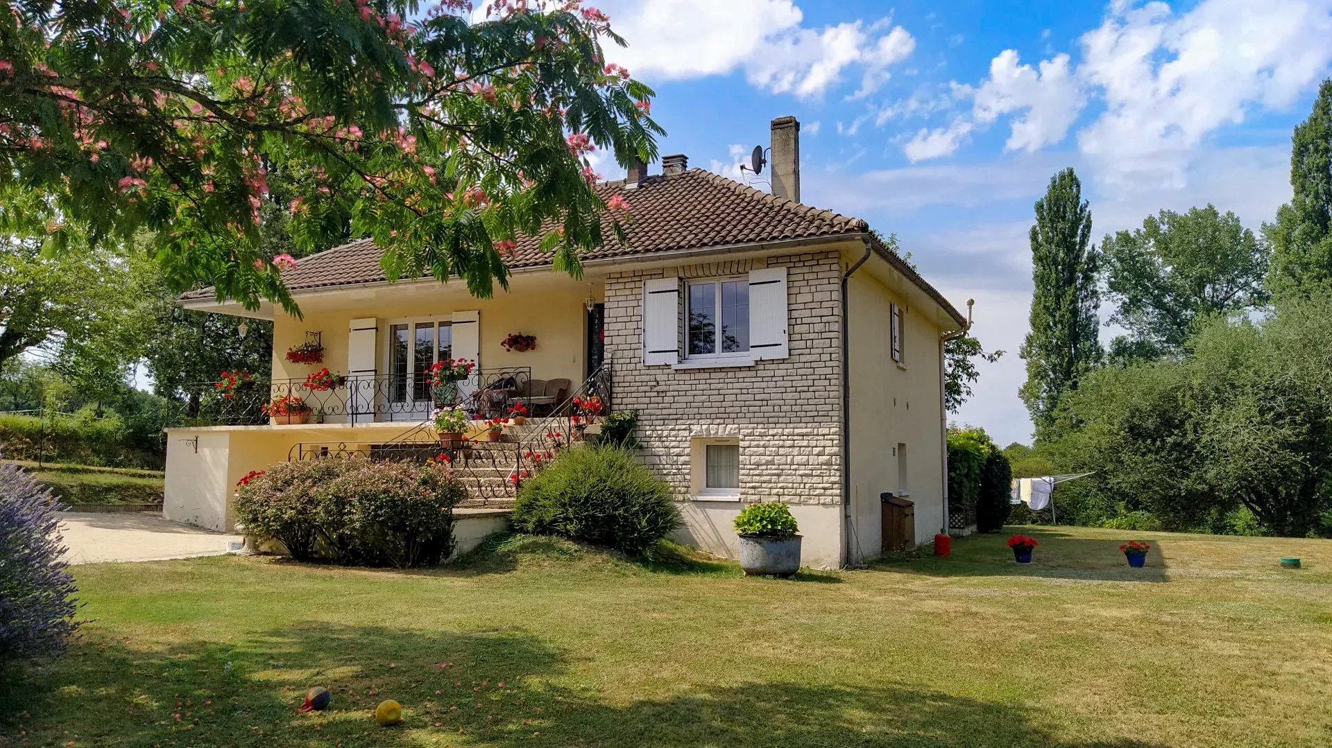 Well presented detached 3 bed, 3 bath house near Brantome and Perigueux, Aquitaine – France – BVI76289