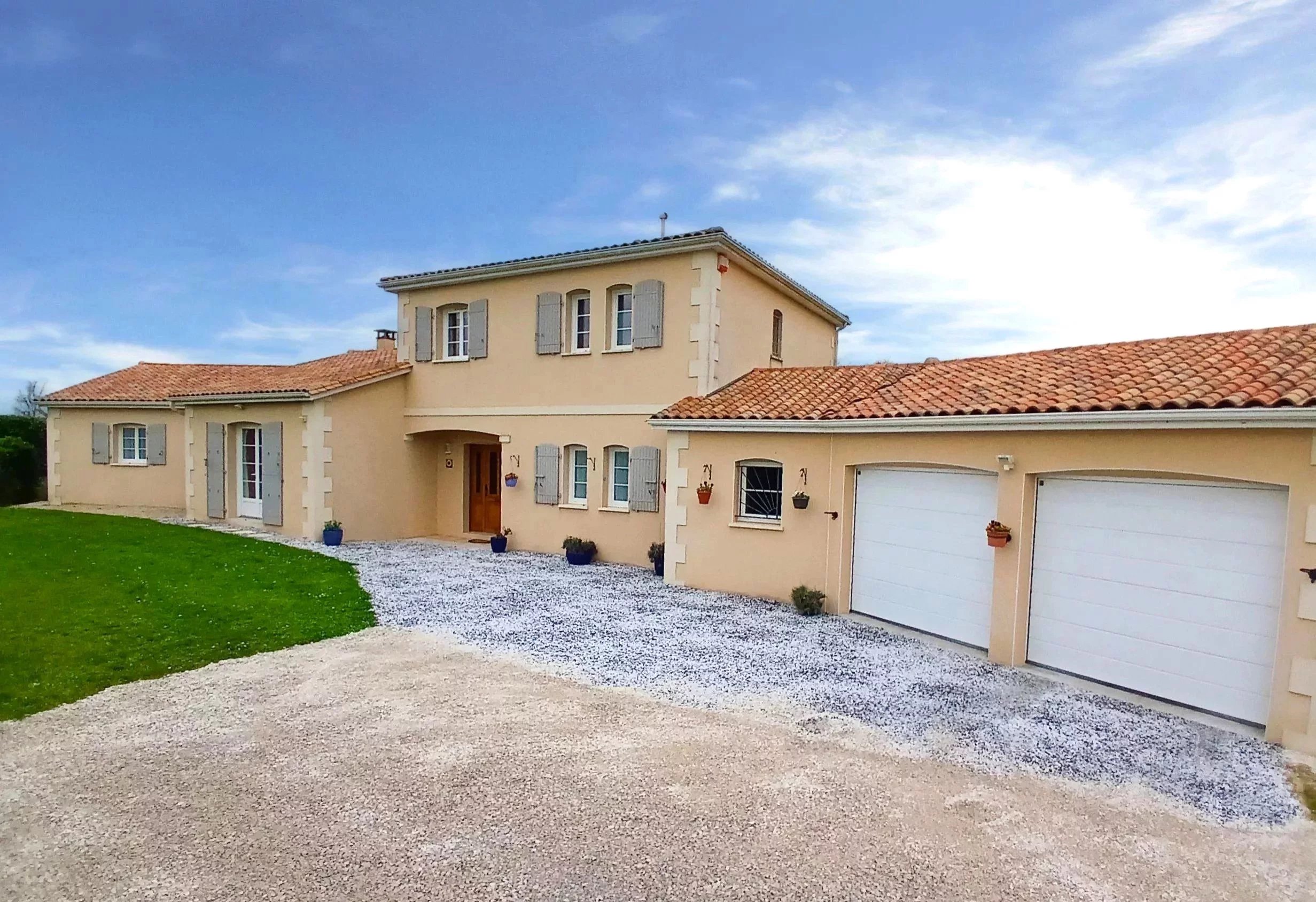 Beautiful, spacious villa with heated swimming pool, Poitou-Charentes – France – BVI84695