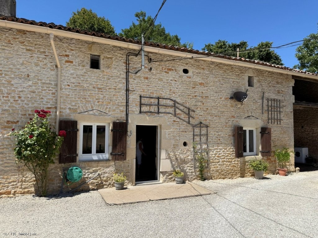 6 bedroom House in Civray, France – r7444