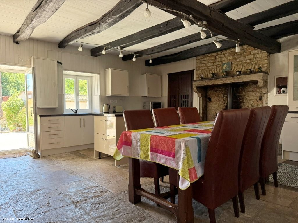 6 bedroom House in Civray, France – r7444