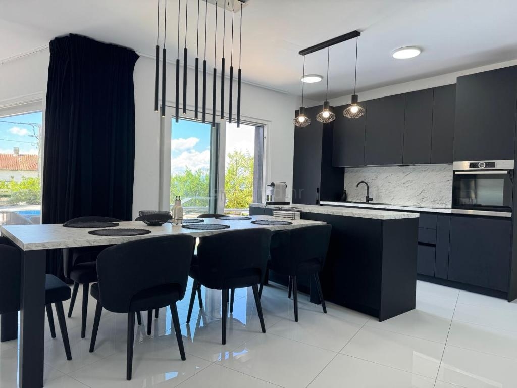 4 bedroom villa in Malinska-Dubašnica, Croatia – 103616