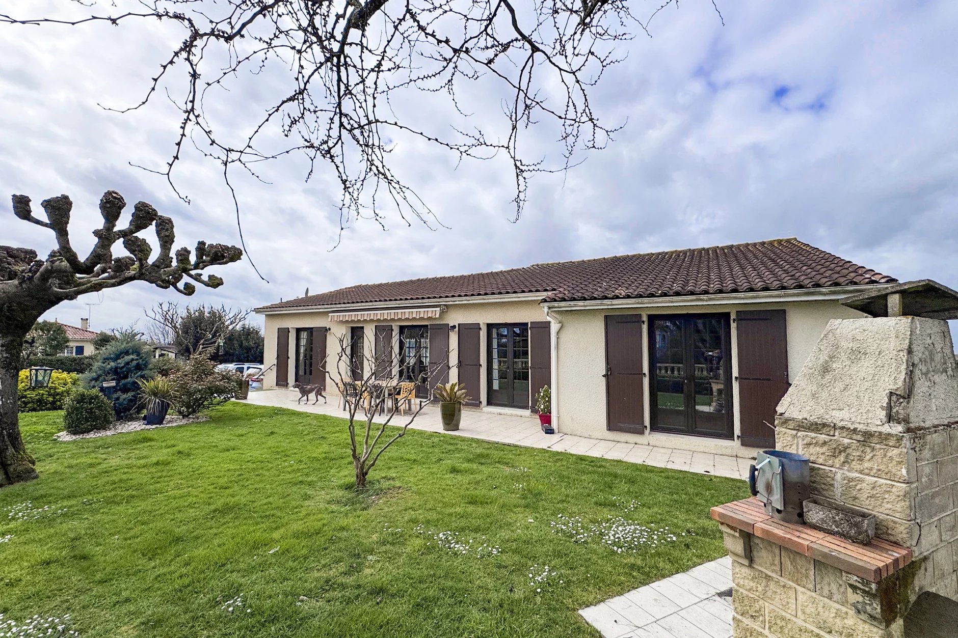 Well-presented bungalow with pool close to Jarnac, Poitou-Charentes – France – BVI84426