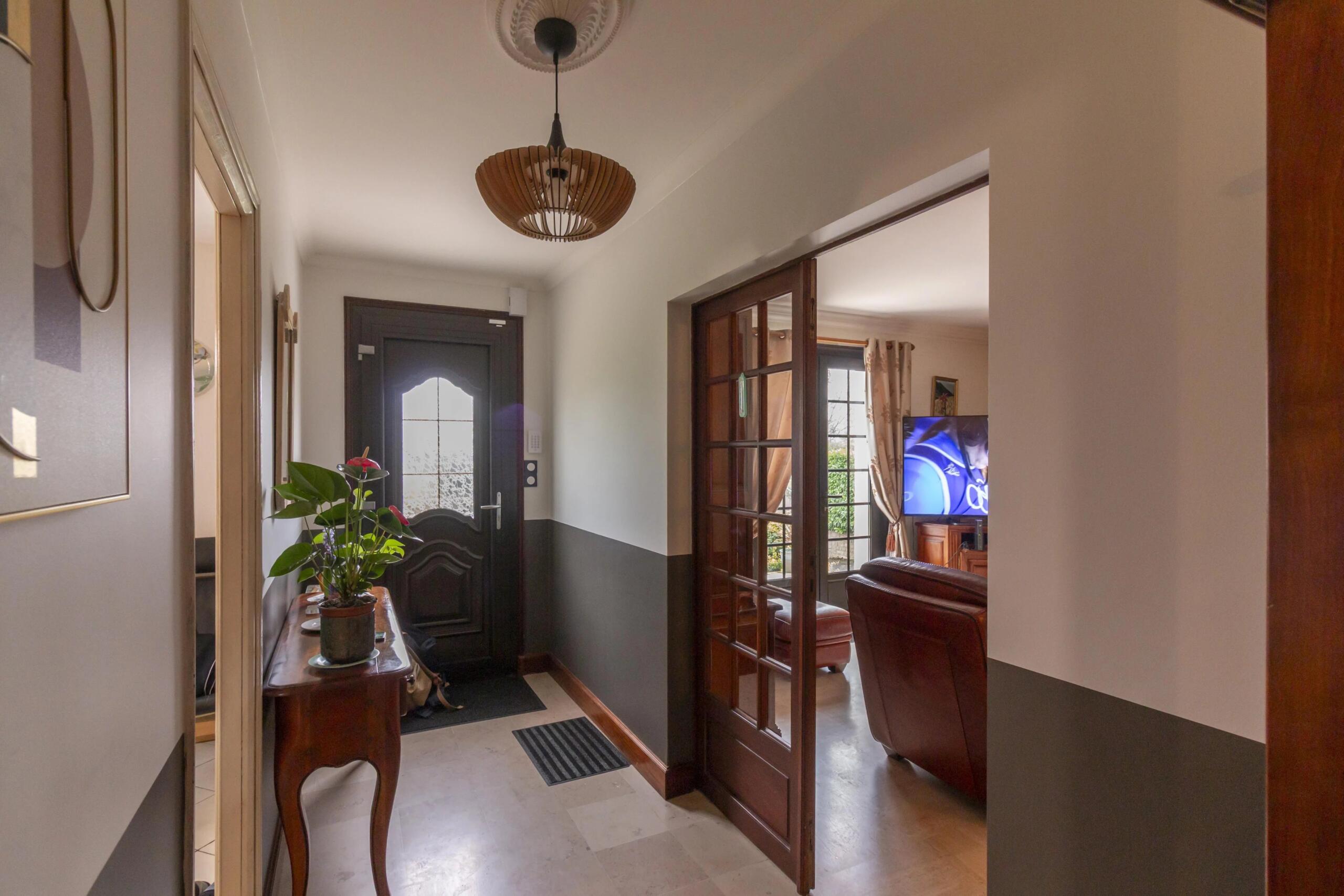 Well-presented bungalow with pool close to Jarnac, Poitou-Charentes – France – BVI84426