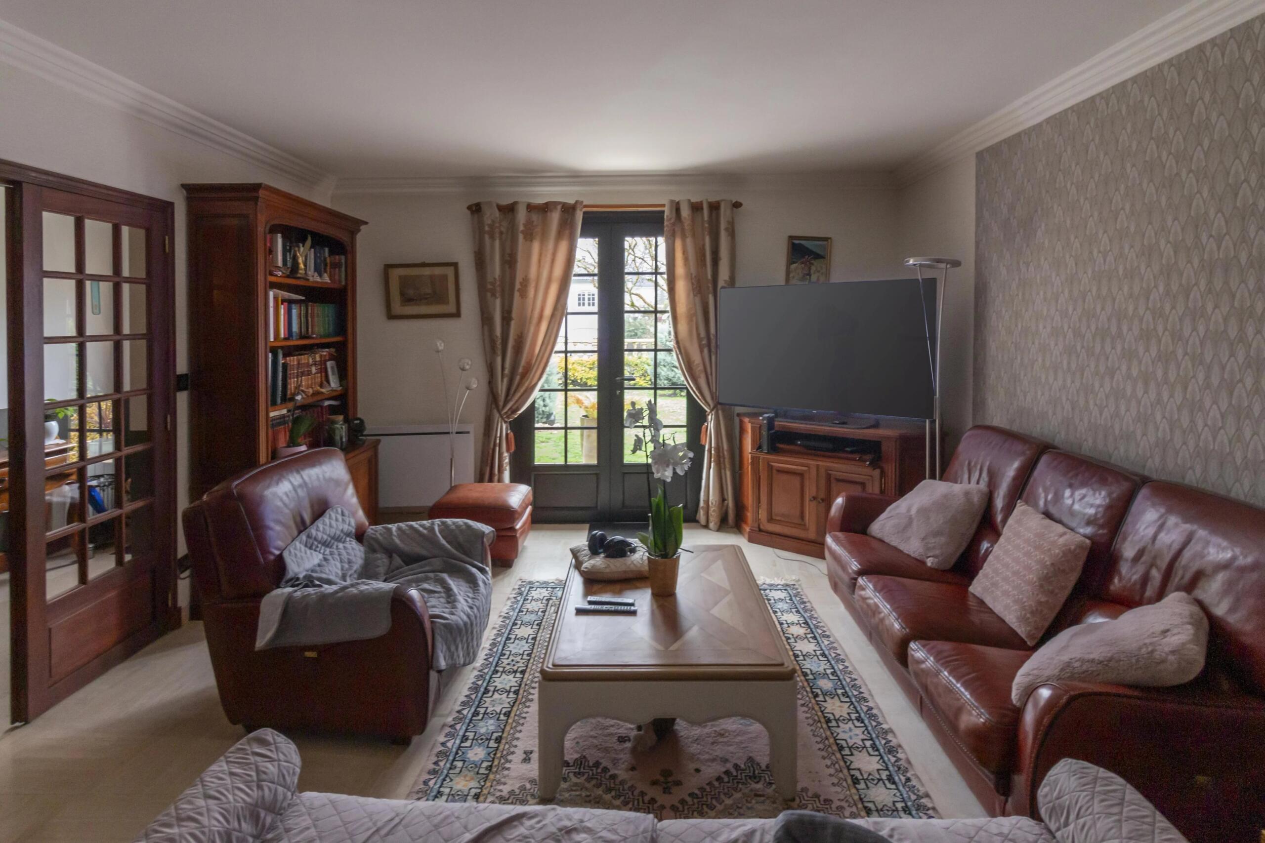 Well-presented bungalow with pool close to Jarnac, Poitou-Charentes – France – BVI84426