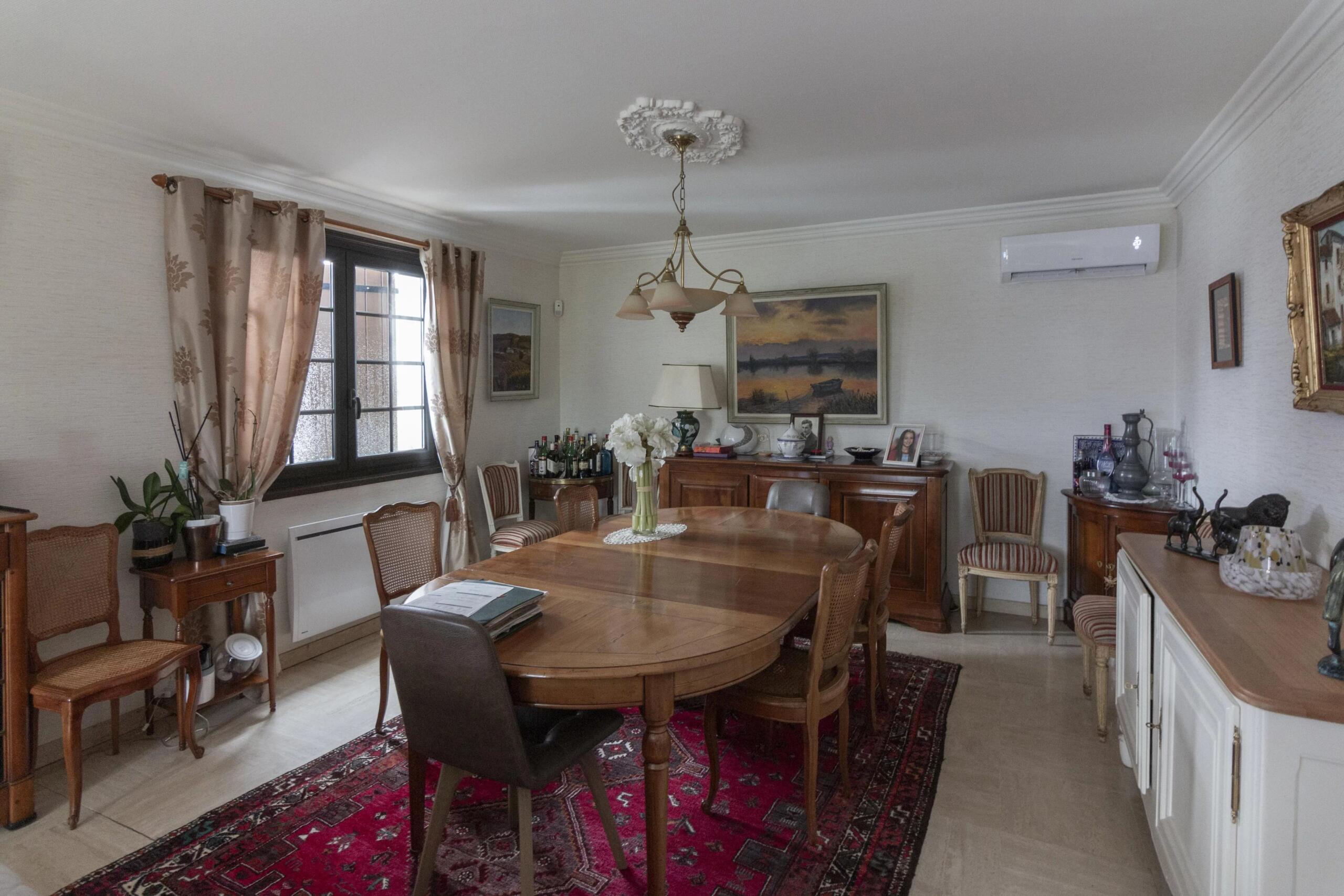 Well-presented bungalow with pool close to Jarnac, Poitou-Charentes – France – BVI84426