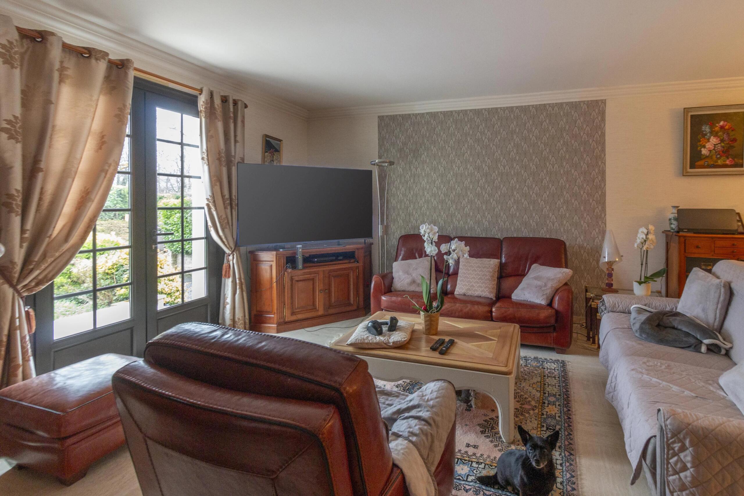 Well-presented bungalow with pool close to Jarnac, Poitou-Charentes – France – BVI84426