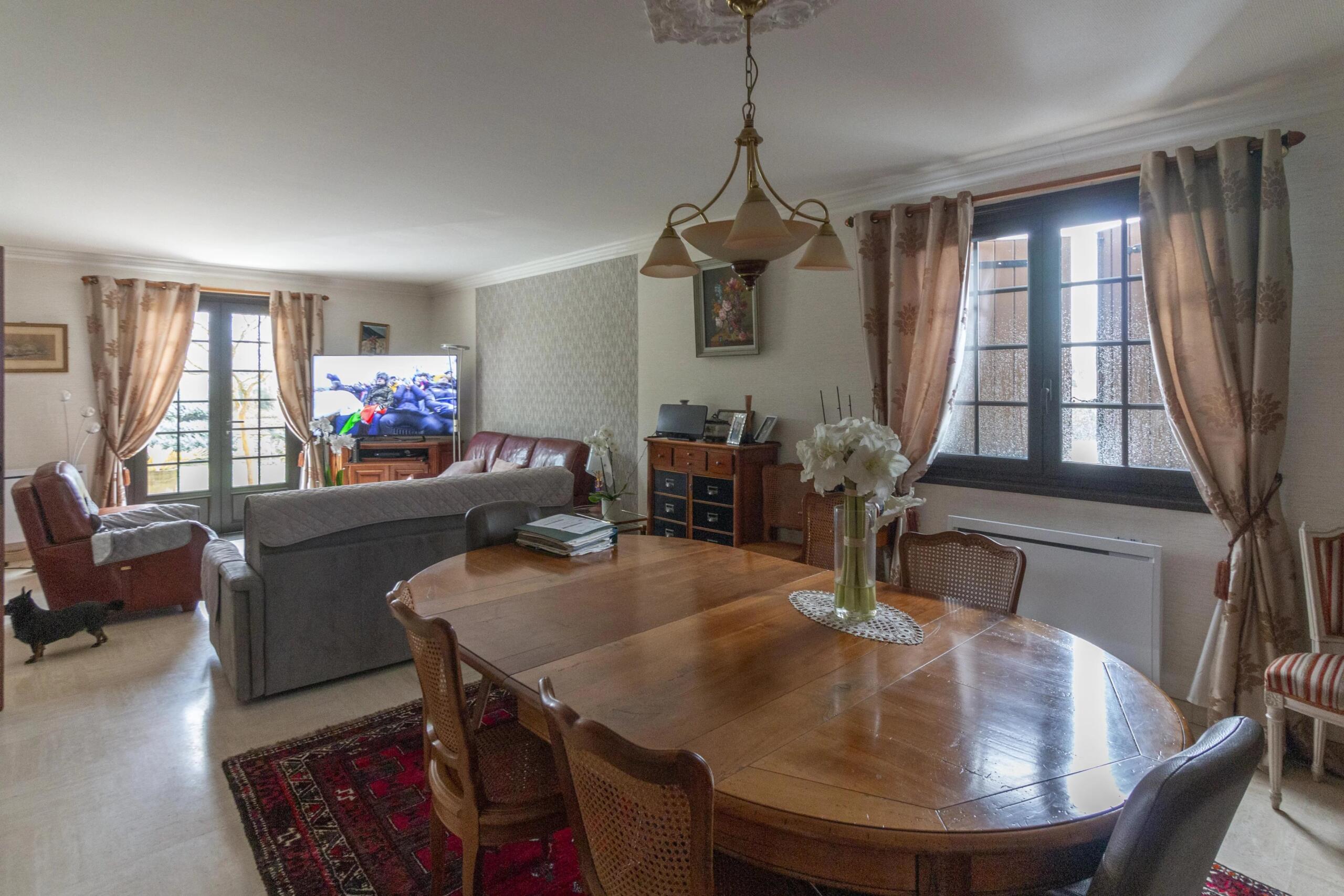 Well-presented bungalow with pool close to Jarnac, Poitou-Charentes – France – BVI84426