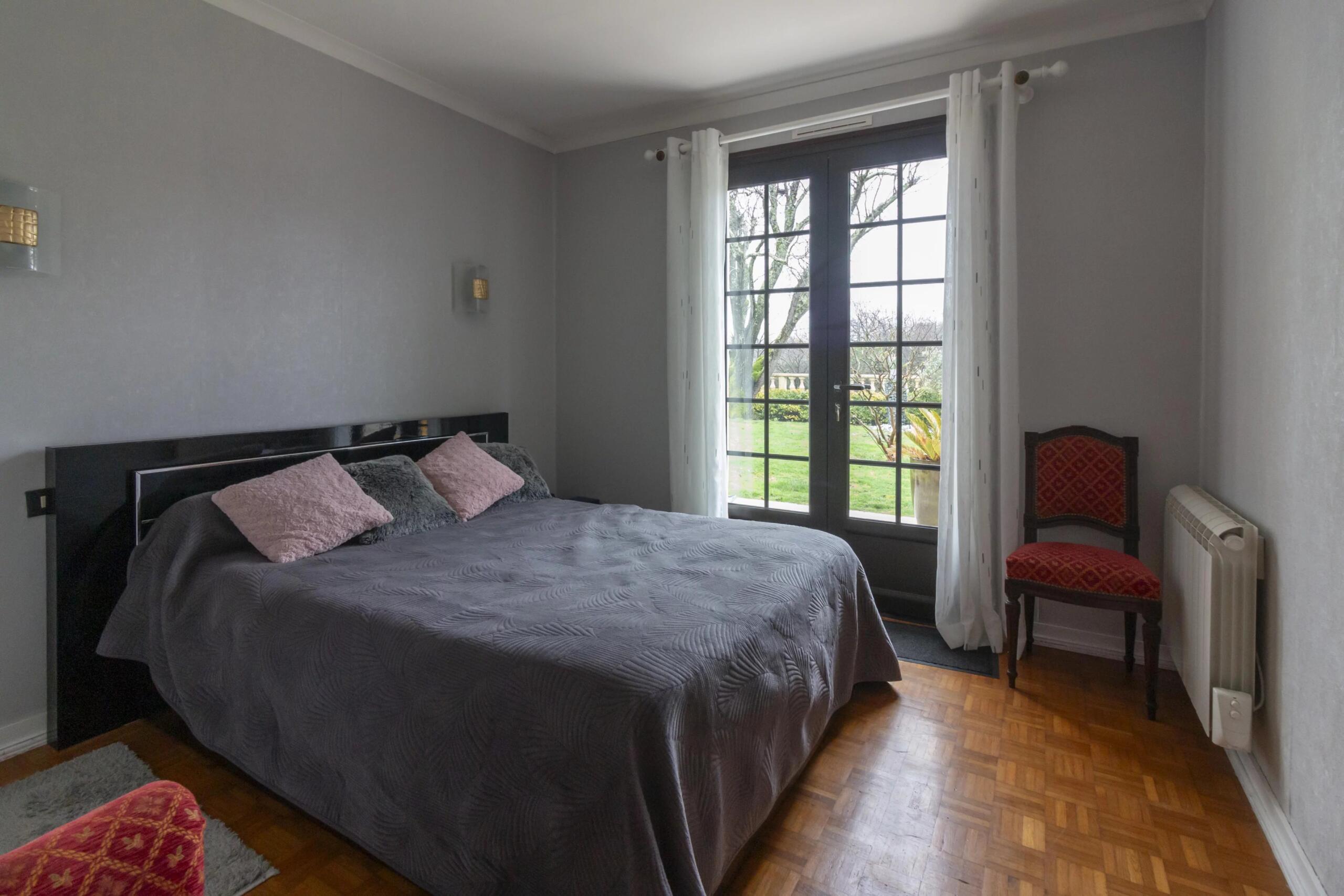 Well-presented bungalow with pool close to Jarnac, Poitou-Charentes – France – BVI84426