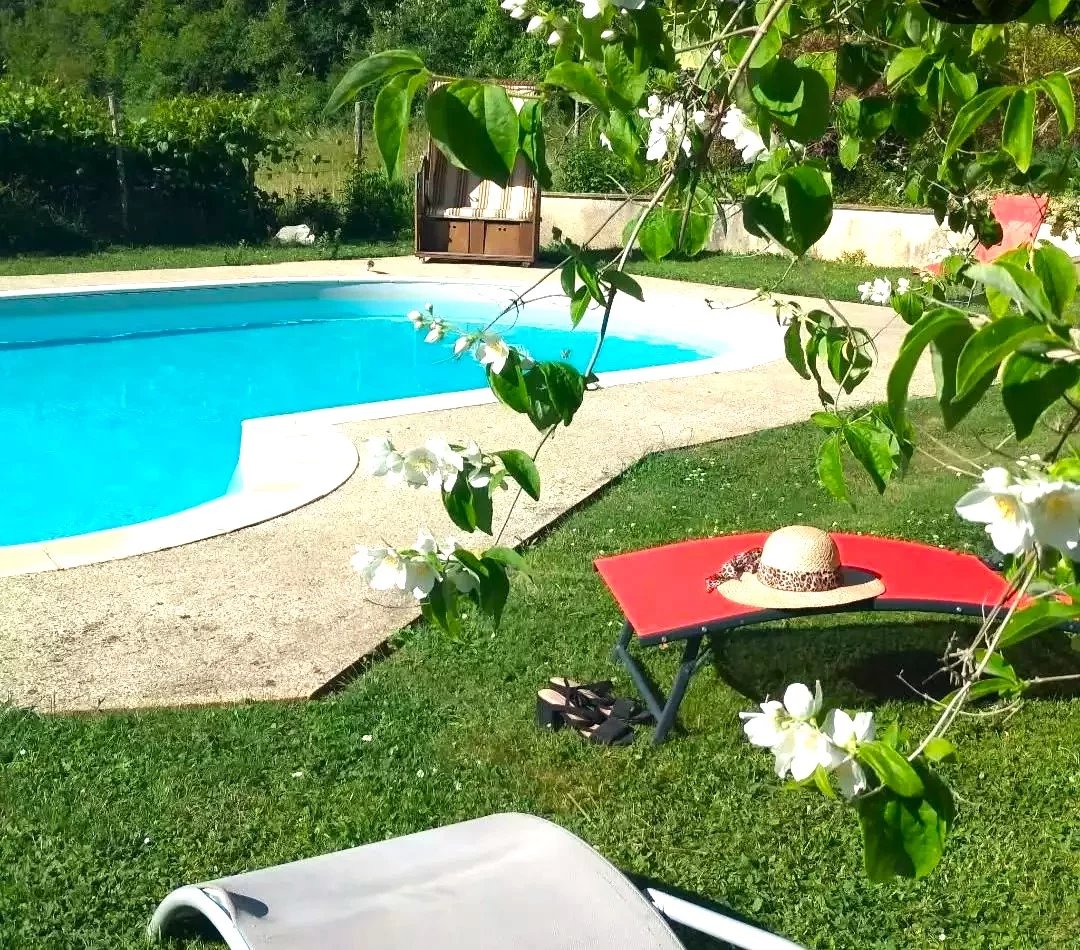 Sector Saint-Cirq-Lapopie: Charming, stone property with 5 bedroomed apartment, 4 more en suite rooms, private accommodation and pool, Midi-Pyrénées – France – BVI84374