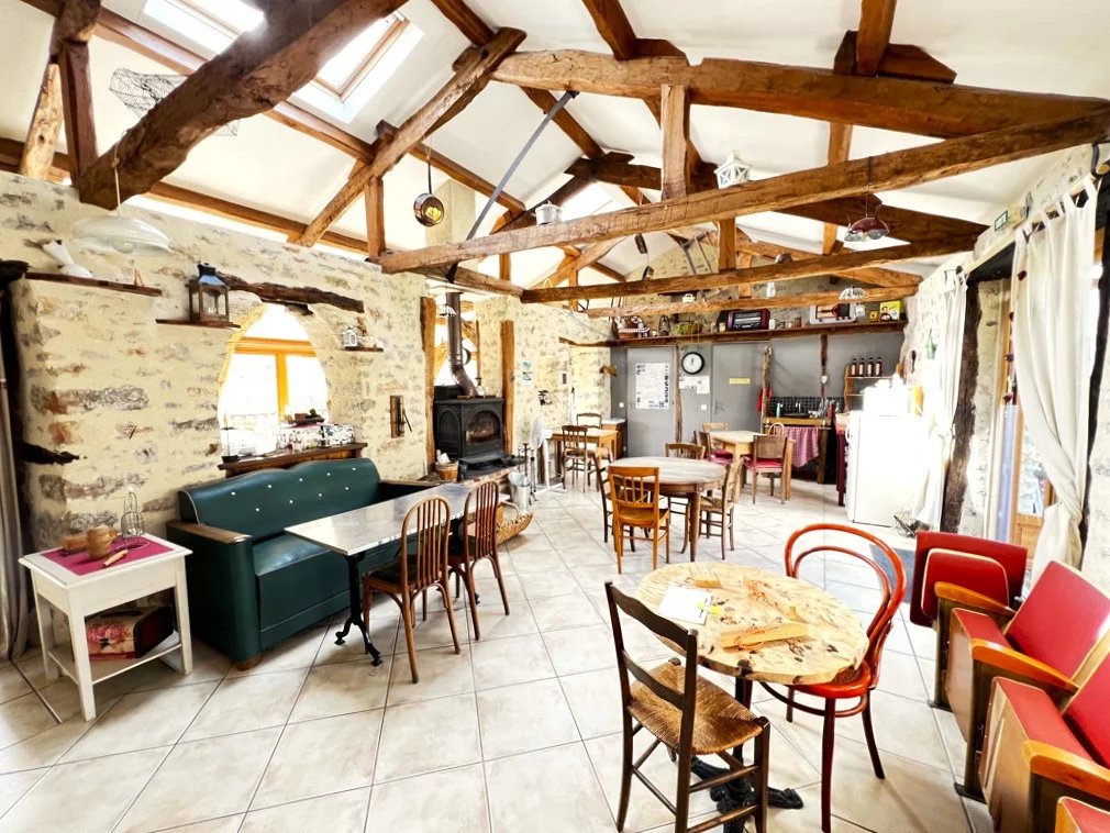 Sector Saint-Cirq-Lapopie: Charming, stone property with 5 bedroomed apartment, 4 more en suite rooms, private accommodation and pool, Midi-Pyrénées – France – BVI84374