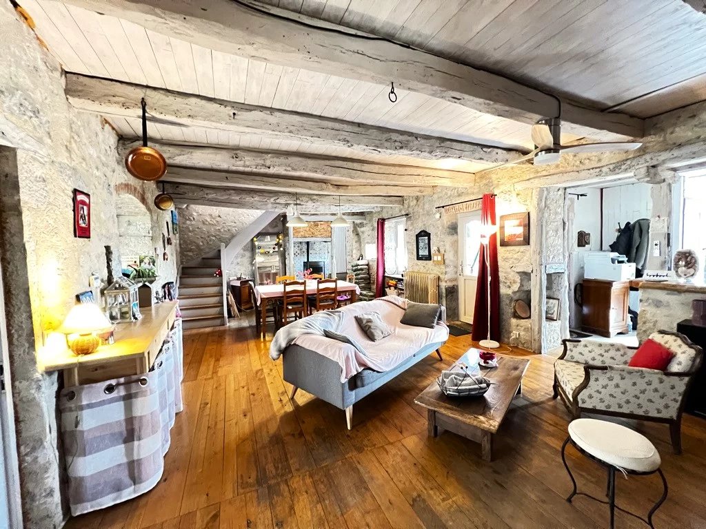 Sector Saint-Cirq-Lapopie: Charming, stone property with 5 bedroomed apartment, 4 more en suite rooms, private accommodation and pool, Midi-Pyrénées – France – BVI84374