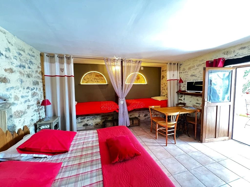 Sector Saint-Cirq-Lapopie: Charming, stone property with 5 bedroomed apartment, 4 more en suite rooms, private accommodation and pool, Midi-Pyrénées – France – BVI84374