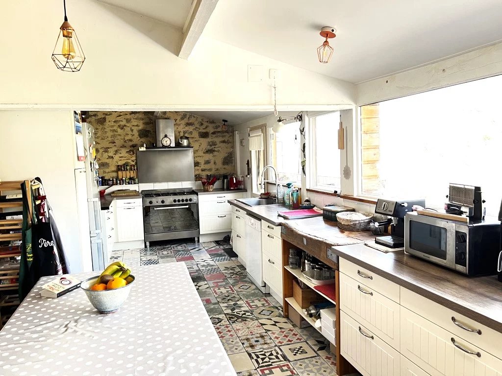 Sector Saint-Cirq-Lapopie: Charming, stone property with 5 bedroomed apartment, 4 more en suite rooms, private accommodation and pool, Midi-Pyrénées – France – BVI84374
