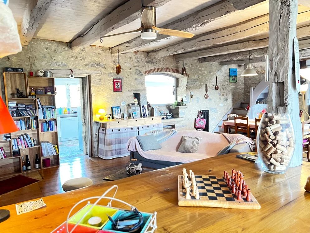 Sector Saint-Cirq-Lapopie: Charming, stone property with 5 bedroomed apartment, 4 more en suite rooms, private accommodation and pool, Midi-Pyrénées – France – BVI84374