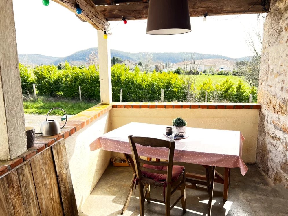 Sector Saint-Cirq-Lapopie: Charming, stone property with 5 bedroomed apartment, 4 more en suite rooms, private accommodation and pool, Midi-Pyrénées – France – BVI84374