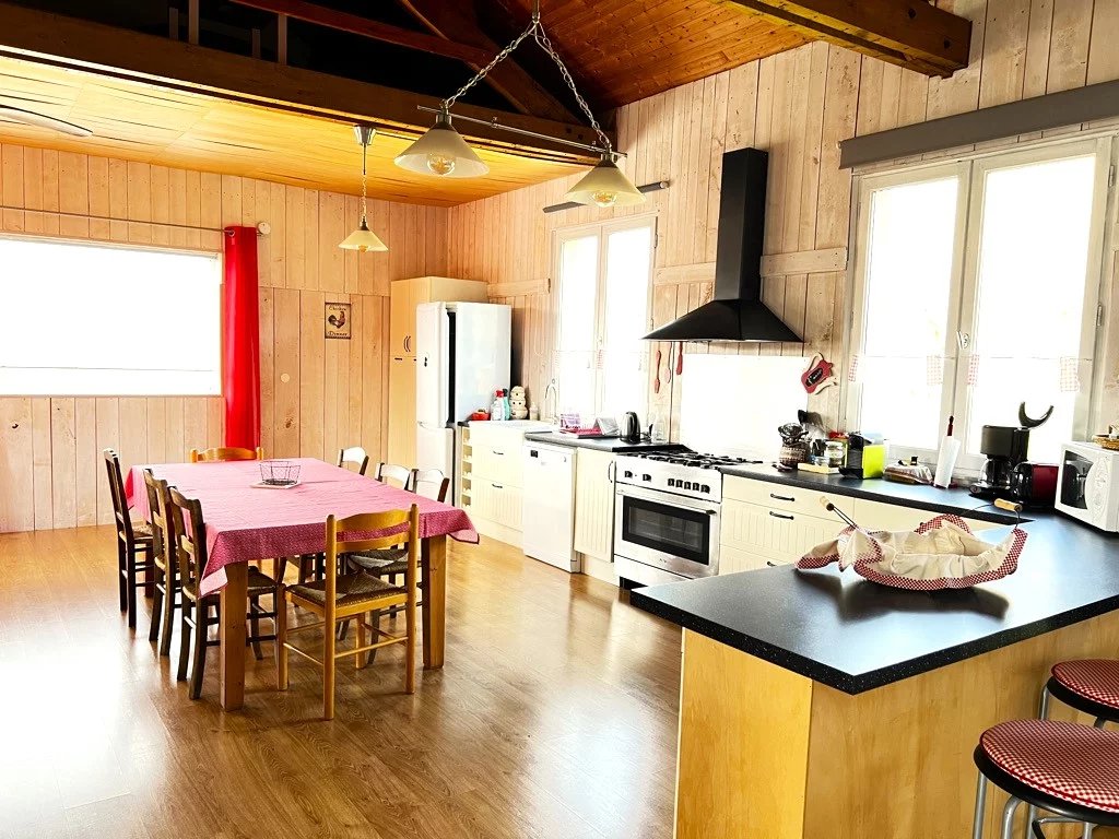 Sector Saint-Cirq-Lapopie: Charming, stone property with 5 bedroomed apartment, 4 more en suite rooms, private accommodation and pool, Midi-Pyrénées – France – BVI84374