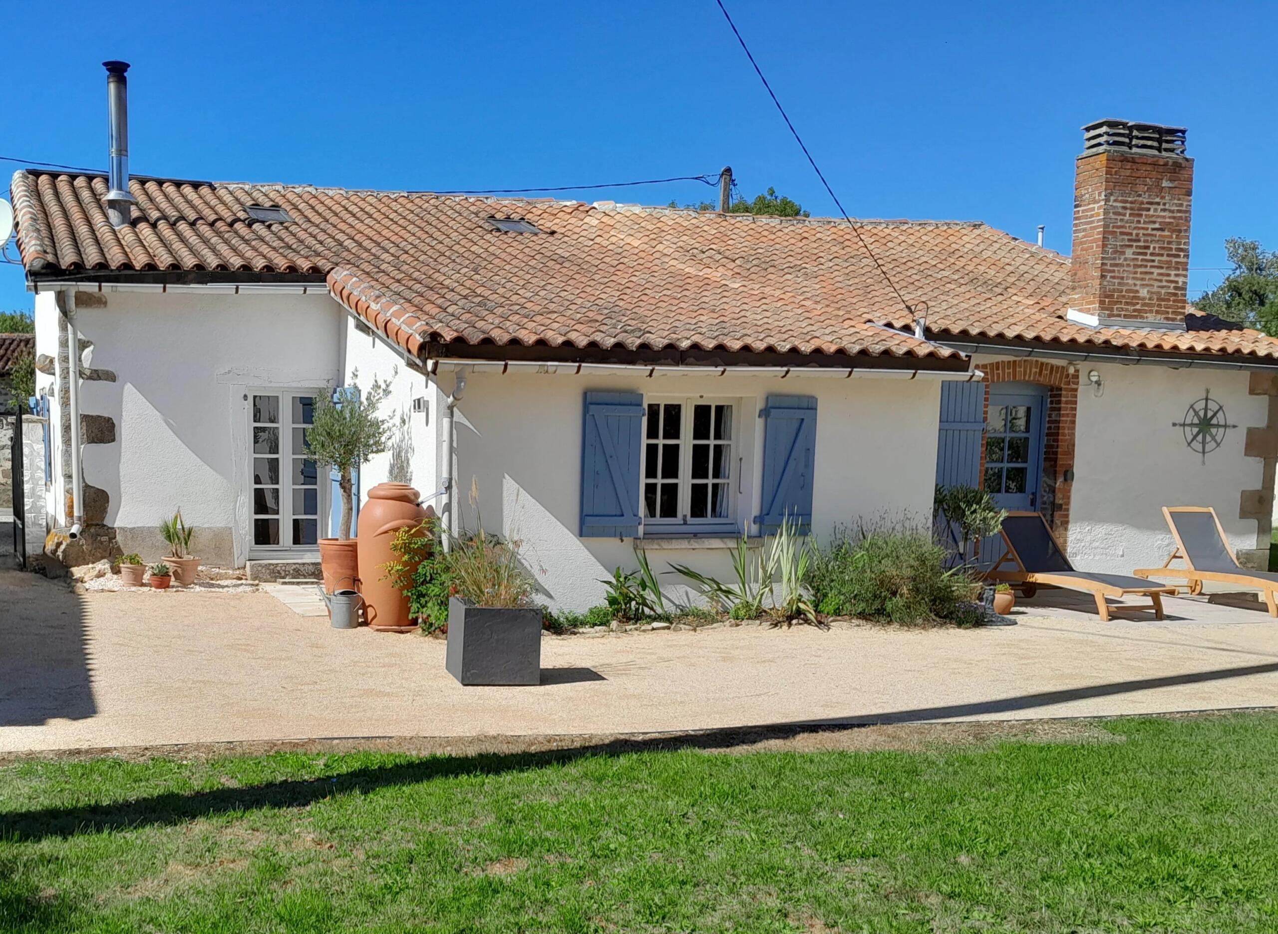 Charming detached single storey property in prime location, Poitou-Charentes – France – BVI83906