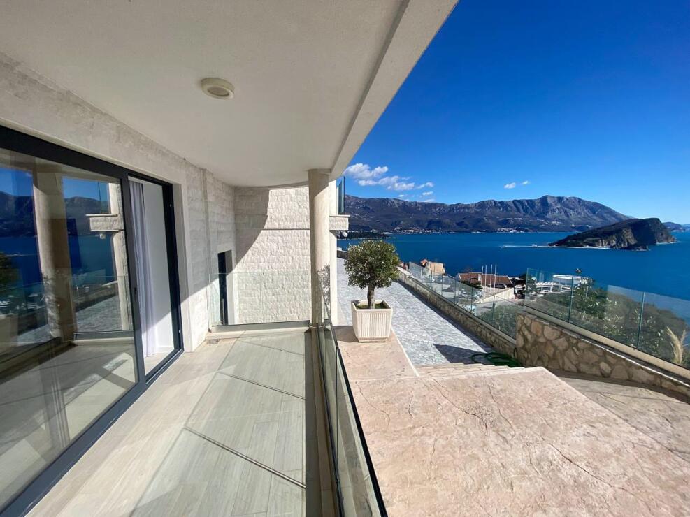 Exclusive duplex with panoramic sea views in the heart of Montenegro