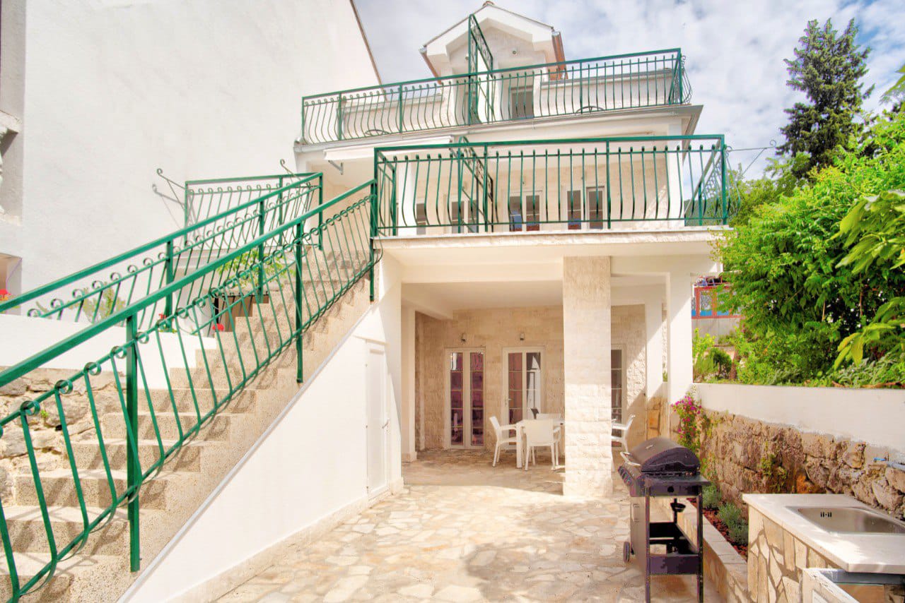 Two-Bedroom Apartment with Spacious Terrace and Garden Just 20m from the Beach!