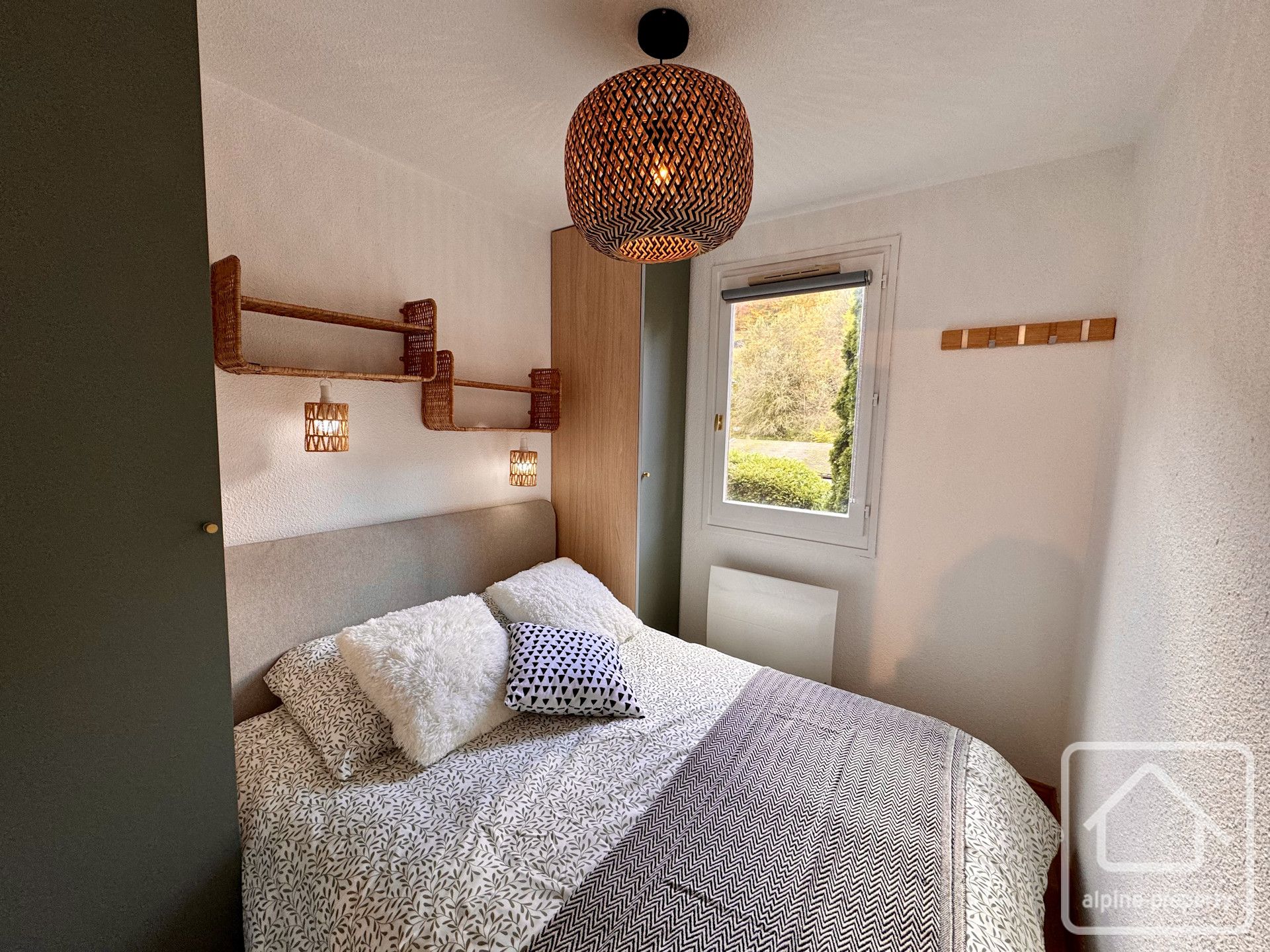 A Pretty One-bedroom Apartment With Parking, Fully Renovated And On The Ski Bus Route. – AMBRUNE