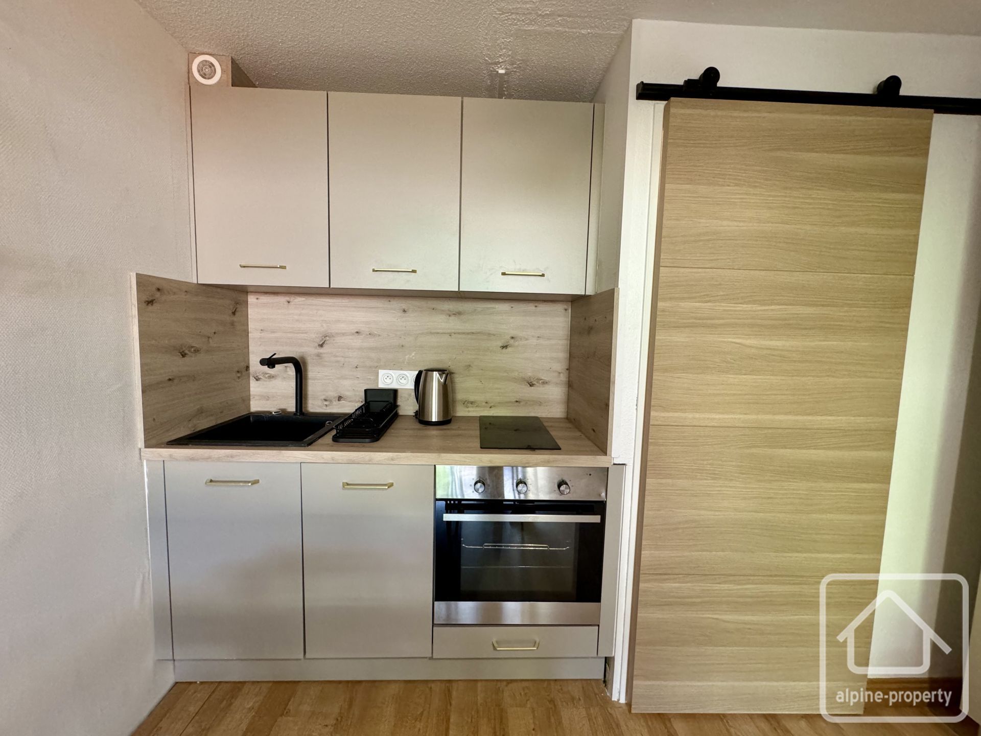 A Pretty One-bedroom Apartment With Parking, Fully Renovated And On The Ski Bus Route. – AMBRUNE