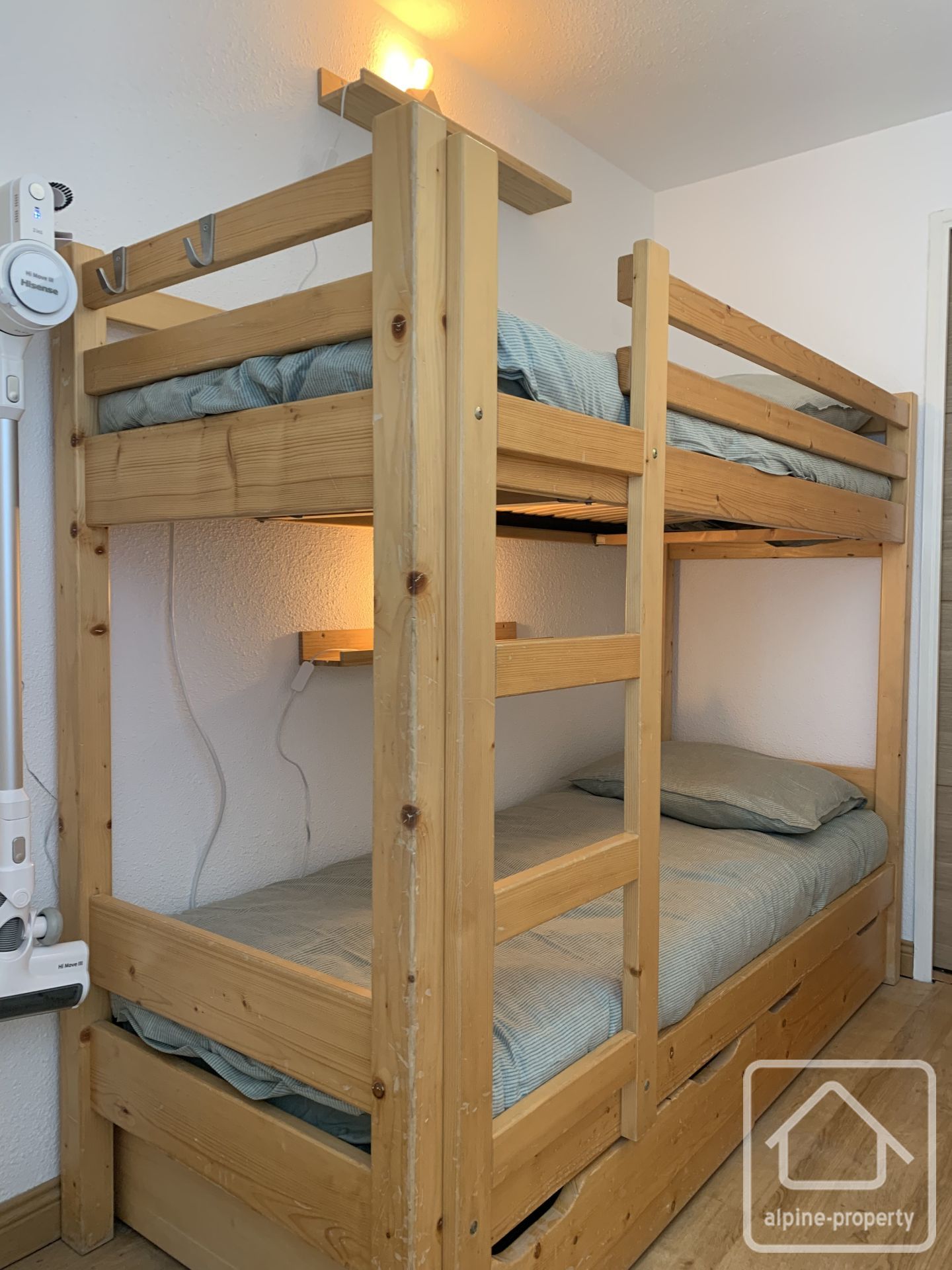 A Pretty One-bedroom Apartment With Parking, Fully Renovated And On The Ski Bus Route. – AMBRUNE