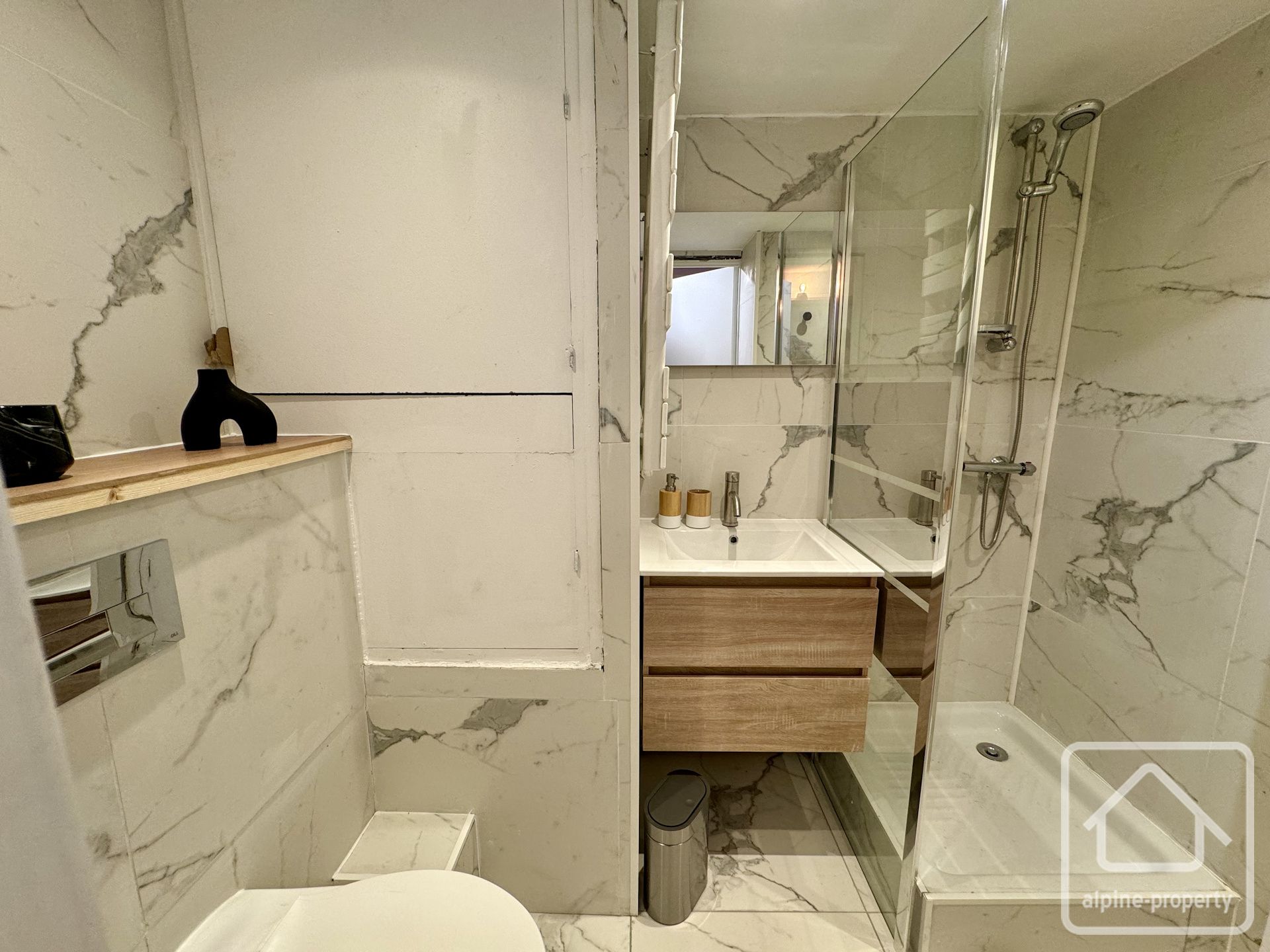 A Pretty One-bedroom Apartment With Parking, Fully Renovated And On The Ski Bus Route. – AMBRUNE