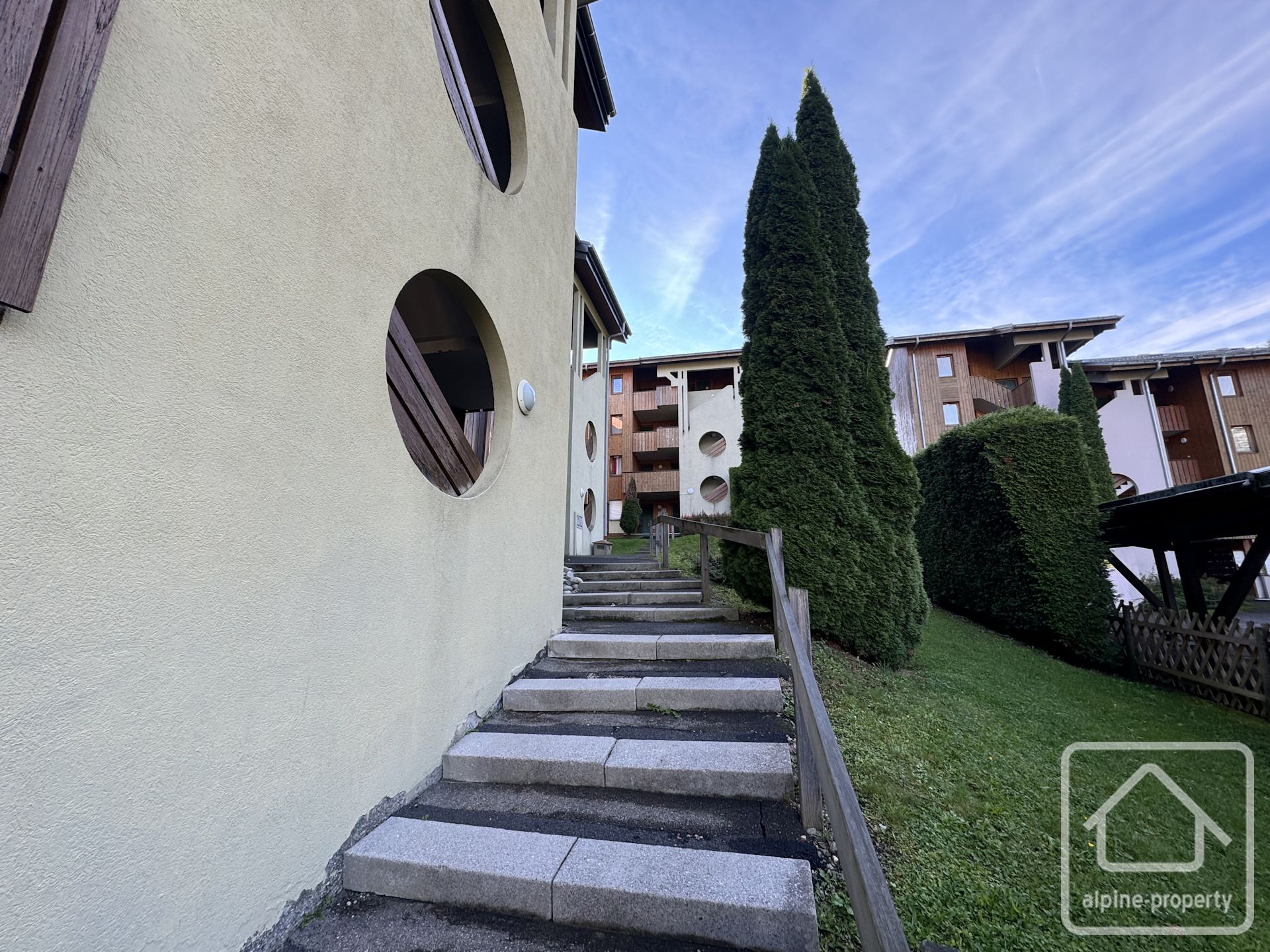 A Pretty One-bedroom Apartment With Parking, Fully Renovated And On The Ski Bus Route. – AMBRUNE