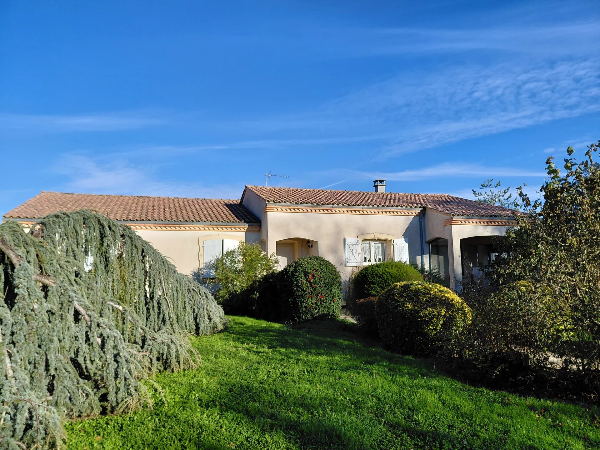 Modern 5-6 bedroomed house with 2 acres of land and large outbuilding, Midi-Pyrénées – France – BVI83789