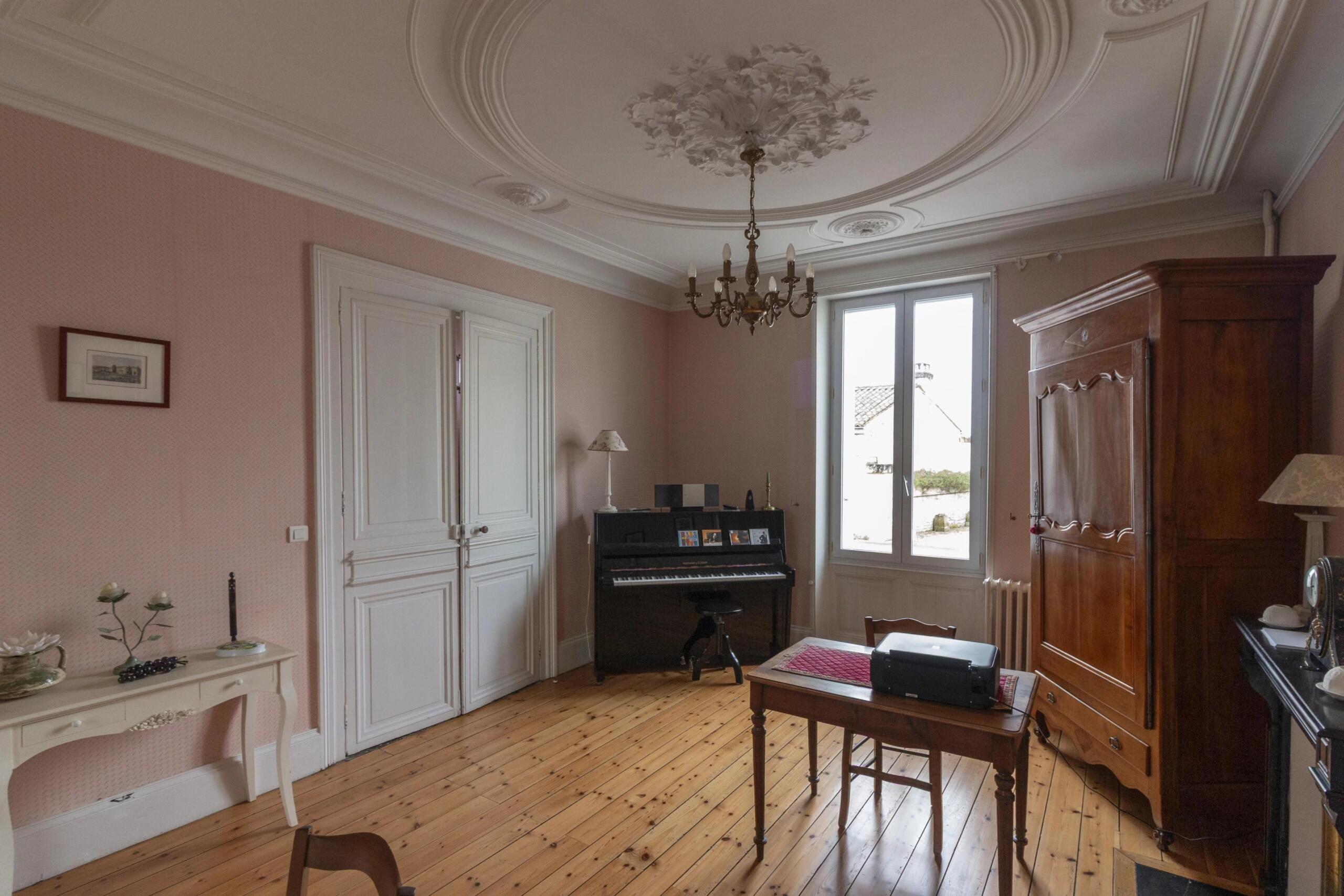 Elegant Jarnac House with Large Walled Garden, Poitou-Charentes – France – BVI84318